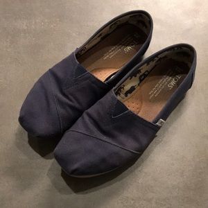 Pre-owned navy blue classic Toms shoes - 8